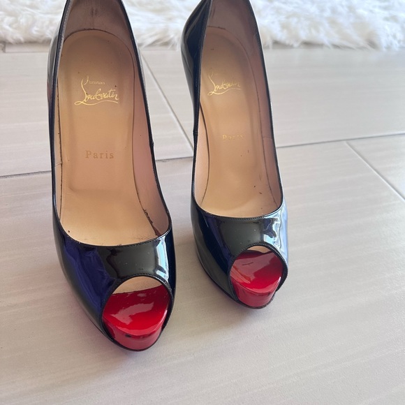 Christian Louboutin's iconic red sole. Head turning Black heels - Picture 9 of 11